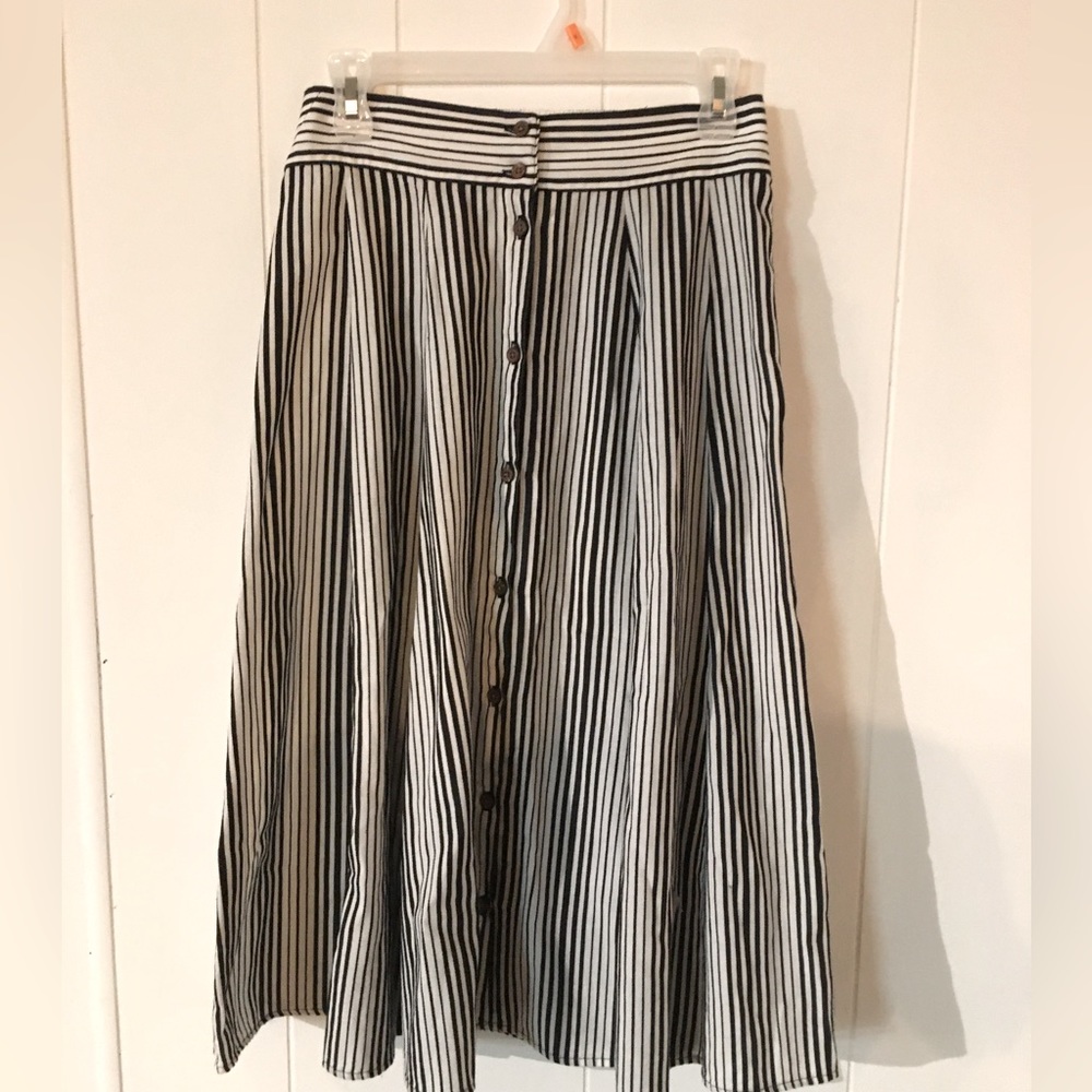 Universal Thread Black and White skirt size S.